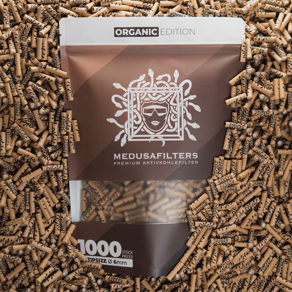 Medusafilters Premium Aktivkohlefilter mit Kokosnuss-Aktivkohle und veganen Fasercaps 1000er Packung MIXED Edition Tip Size 6 mm in Filter liegend
