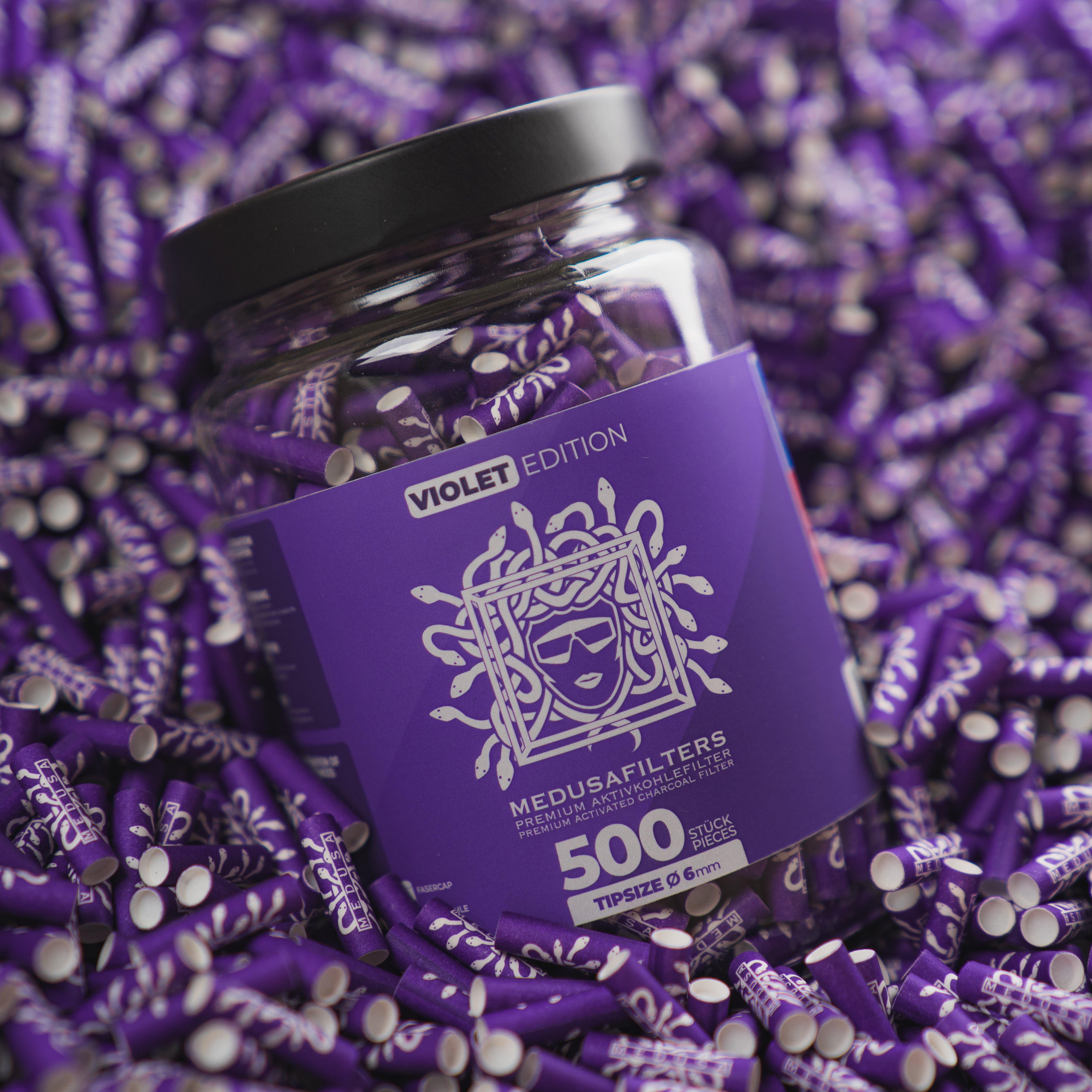 Medusafilters Premium Aktivkohlefilter mit Kokosnuss-Aktivkohle und veganen Fasercaps 500er Glas VIOLET Edition Tip Size 6 mm in Filter liegend