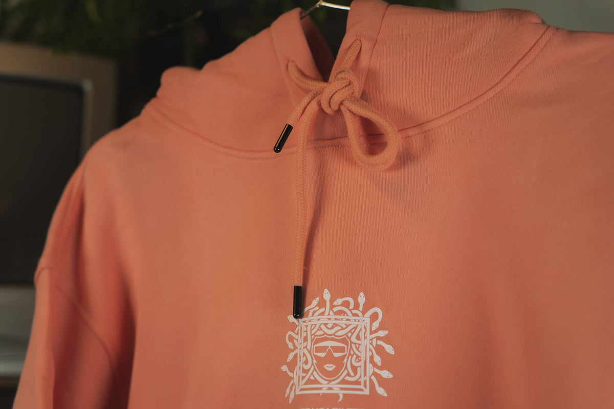Medusafilters Hoodie, Detail mit Kordel und Logo auf der Brust