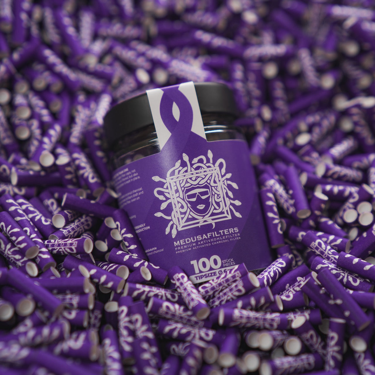 Medusafilters Premium Aktivkohlefilter mit Kokosnuss-Aktivkohle und veganen Fasercaps 100er Glas VIOLET Edition Tip Size 6 mm in Filter liegend