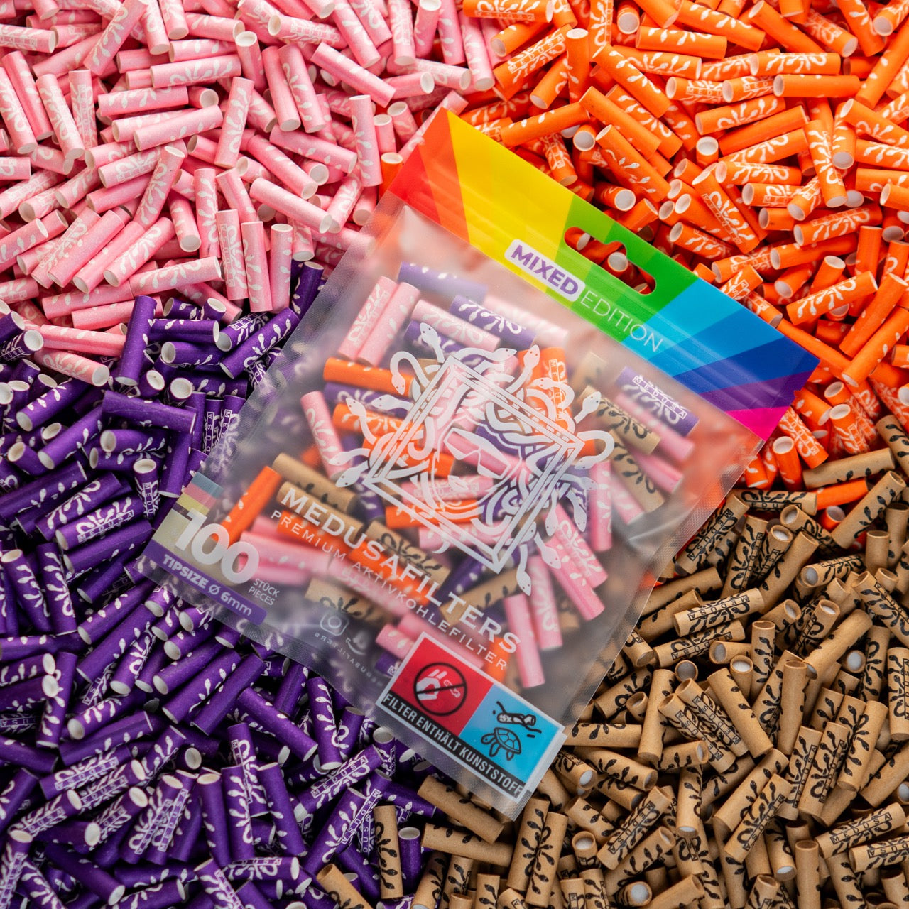 Medusafilters Premium Aktivkohlefilter mit Kokosnuss-Aktivkohle und veganen Fasercaps 100er Packung MIXED Edition Tip Size 6 mm in Filter liegend