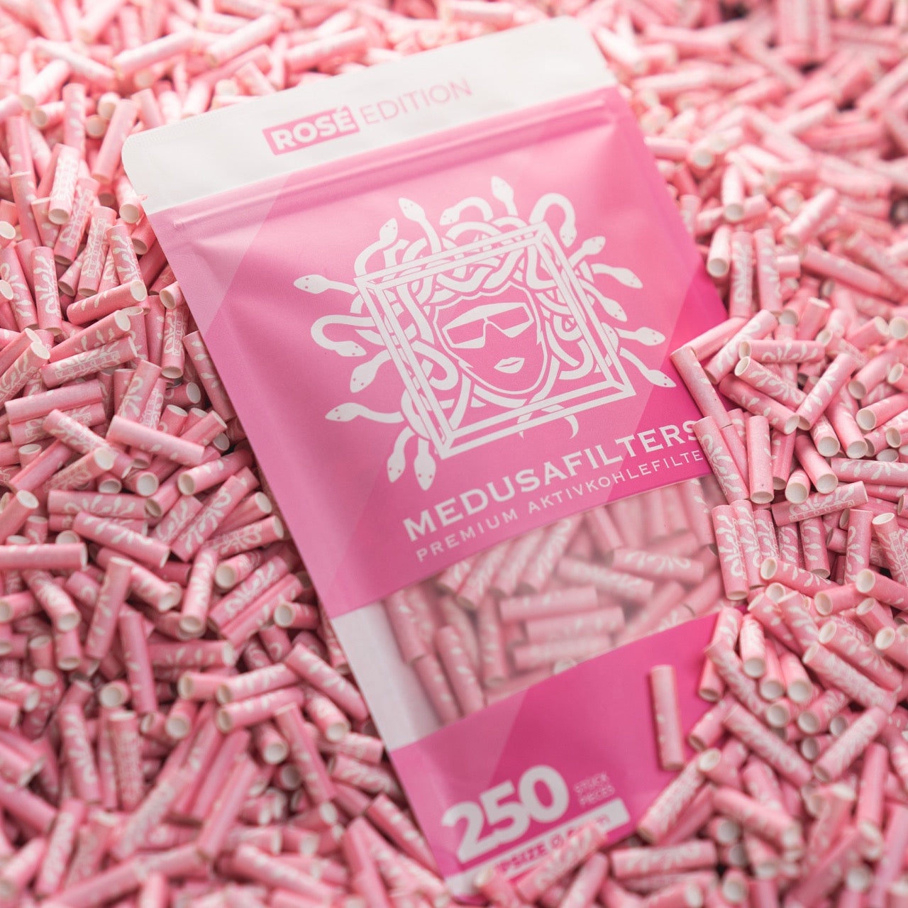 Medusafilters Premium Aktivkohlefilter mit Kokosnuss-Aktivkohle und veganen Fasercaps 250er Packung ROSÉ Edition Tip Size 6 mm in Filter liegend