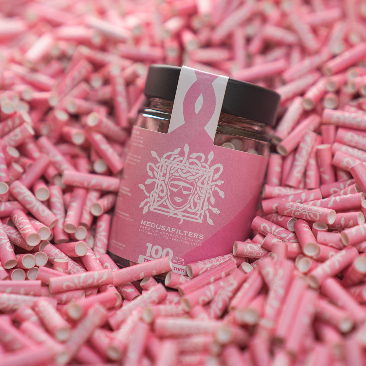 Medusafilters Premium Aktivkohlefilter mit Kokosnuss-Aktivkohle und veganen Fasercaps 100er Glas ROSÉ Edition Tip Size 6 mm in Filter liegend