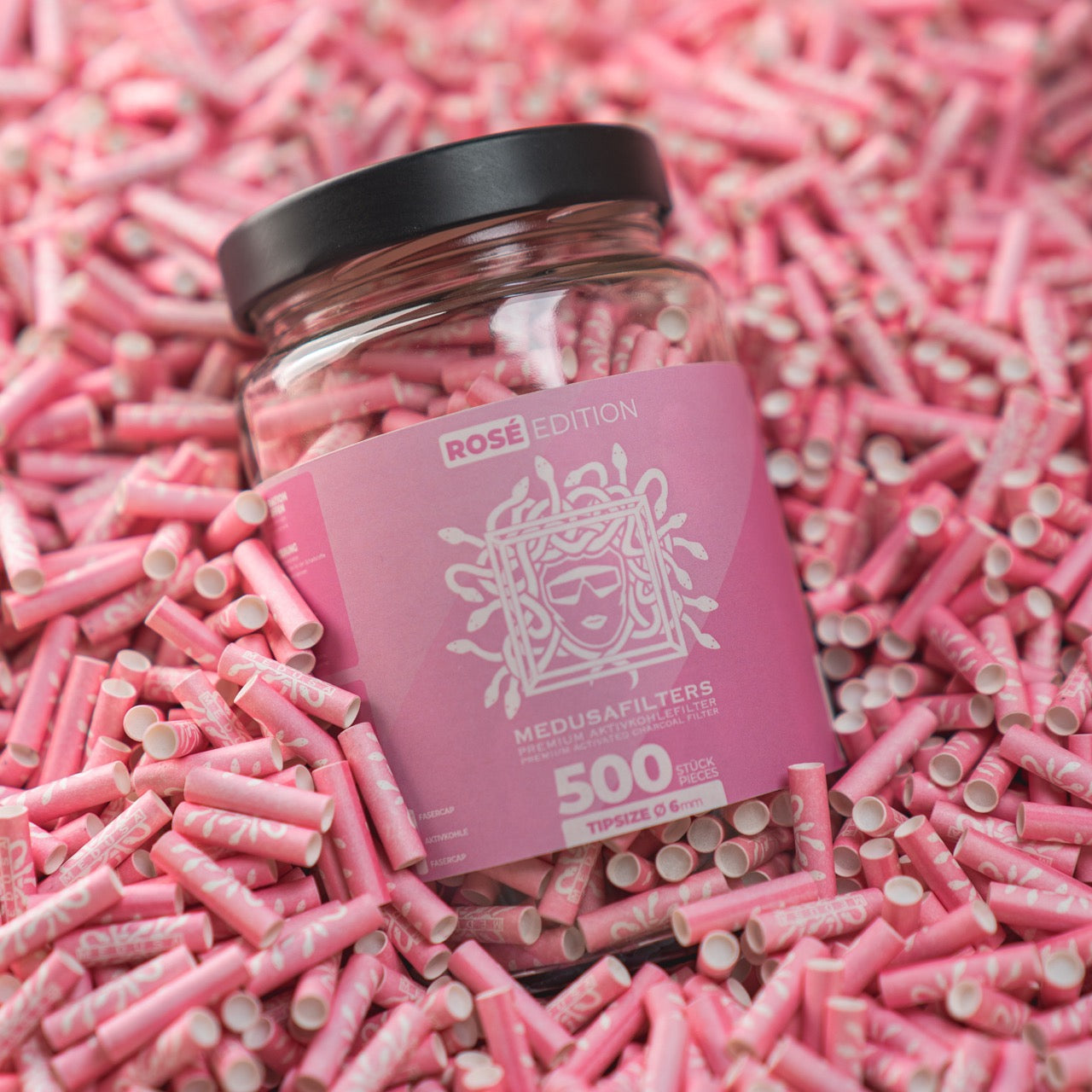 Medusafilters Premium Aktivkohlefilter mit Kokosnuss-Aktivkohle und veganen Fasercaps 500er Glas ROSE Edition Tip Size 6 mm auf Filter liegend