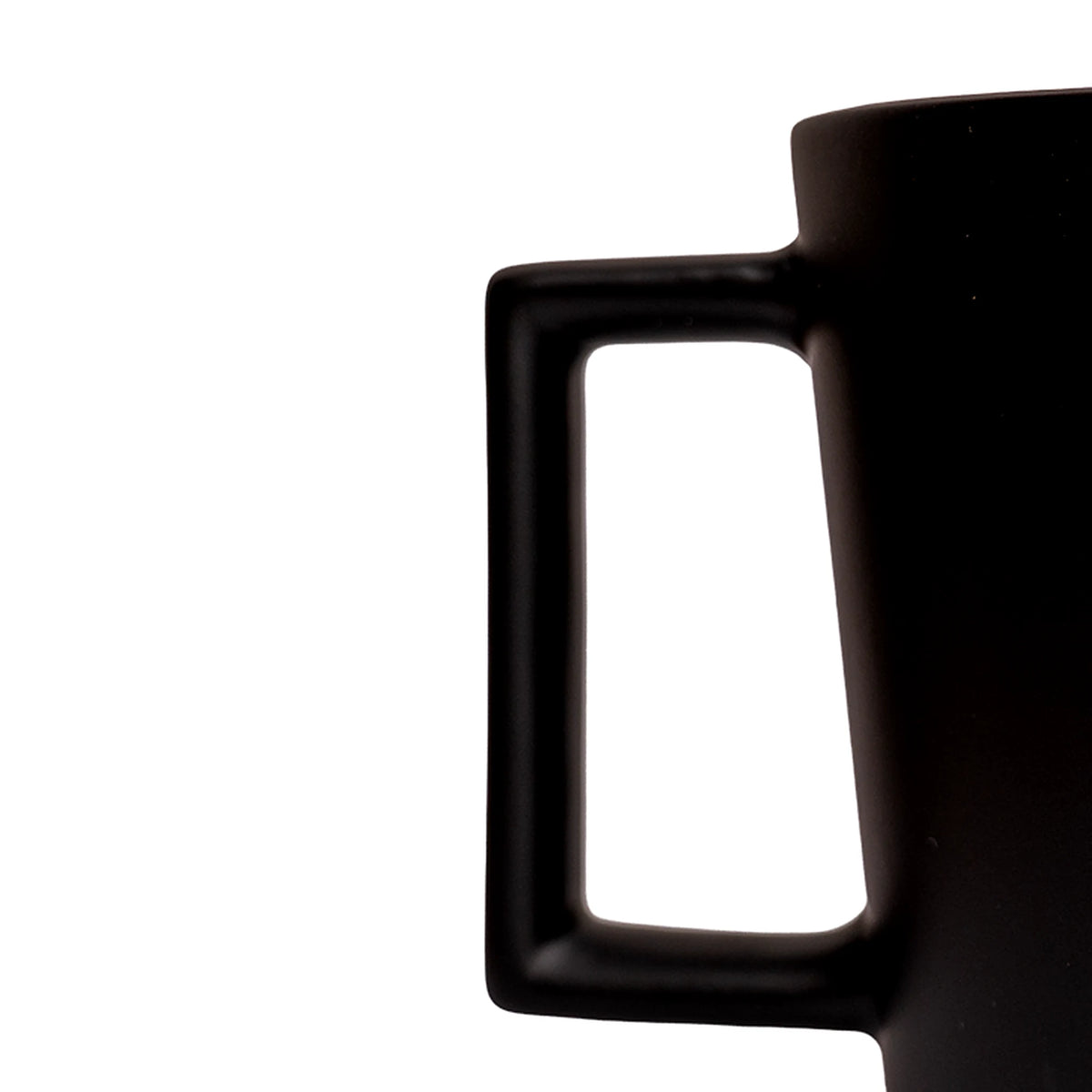 Eckiger Henkel der schwarzen Medusafilters Tasse, Nahaufnahme