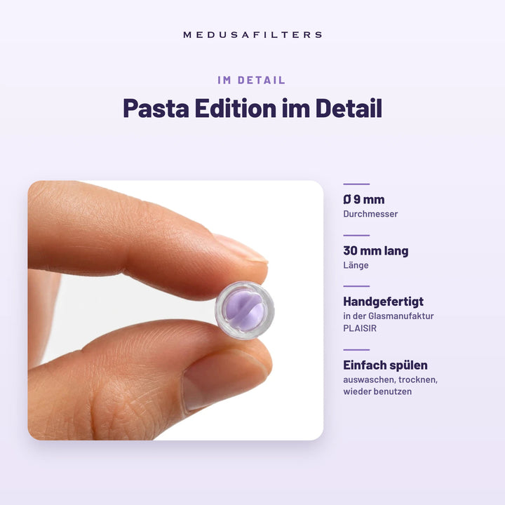 Pasta Edition im Detail: Glasfilter zwischen zwei Fingern, Ø 9 mm, 30 mm lang, handgefertigt in der Glasmanufaktur PLAISIR, einfach spülen