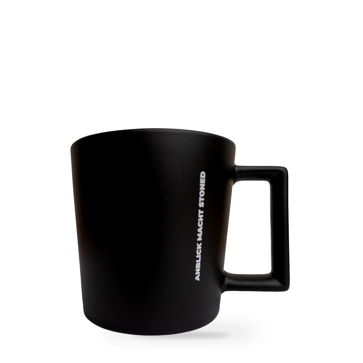 Medusafilters Tasse in Schwarz, Henkelseite mit senkrechtem Schriftzug