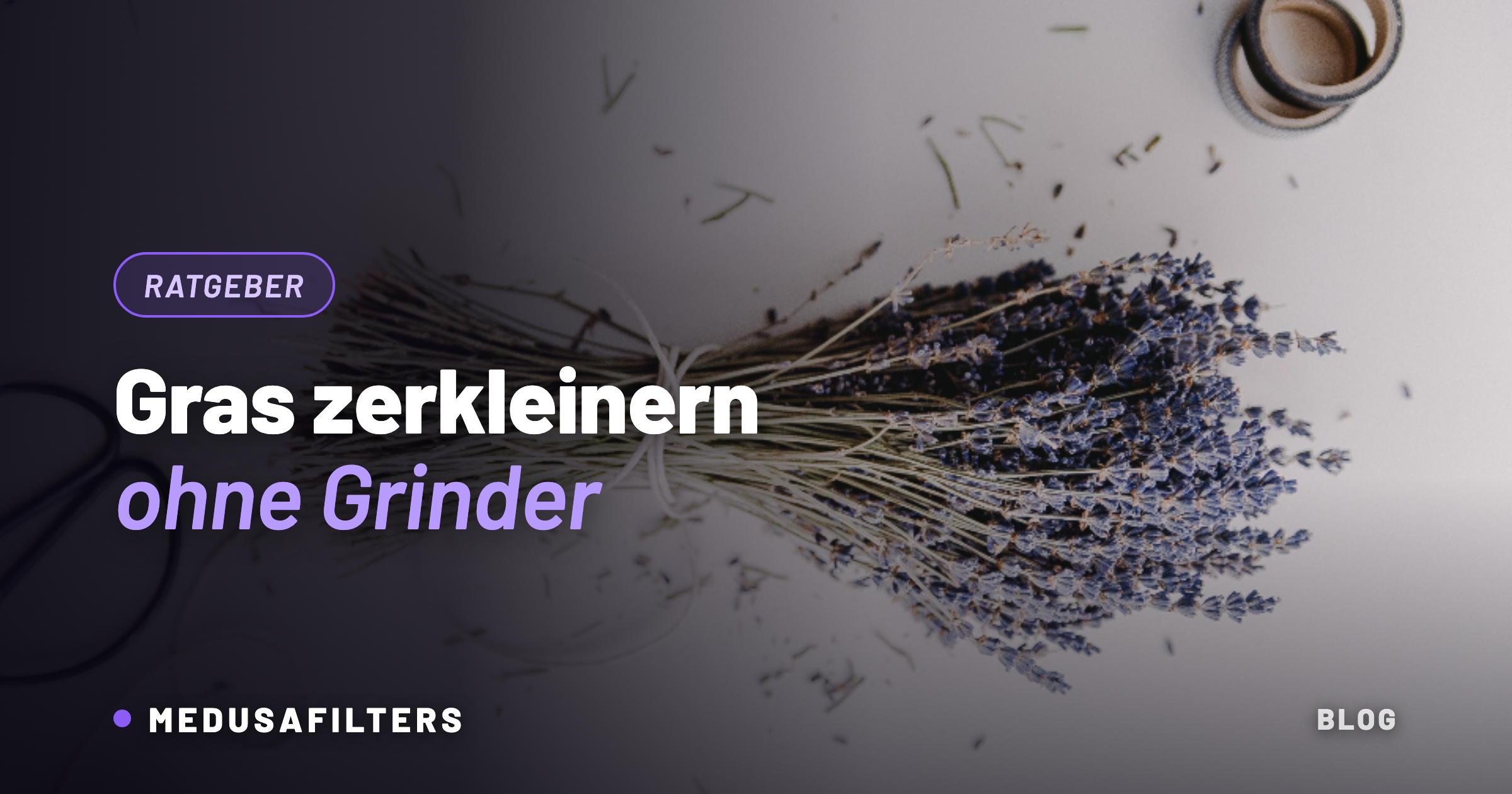 Gras zerkleinern ohne Grinder: getrocknete Kräuter und eine Schere auf hellem Untergrund