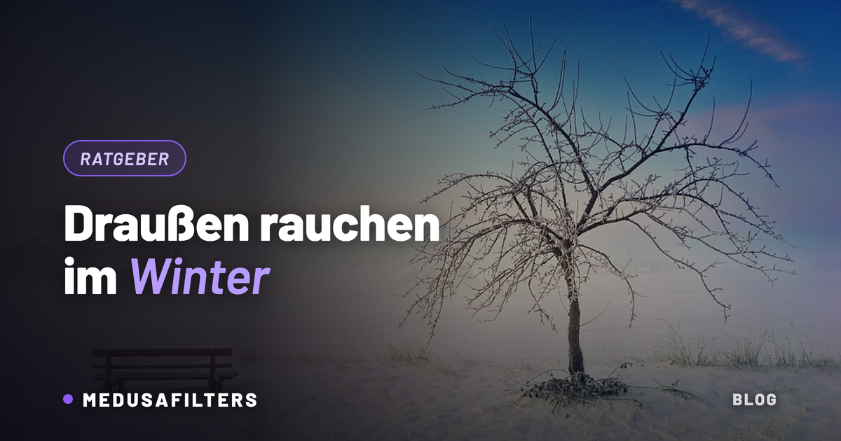 Verschneite Bank im Winternebel – Ratgeber zum draußen Rauchen im Winter