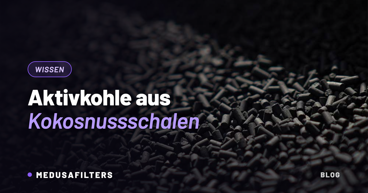 Nahaufnahme von Aktivkohle aus Kokosnussschalen als loses Granulat, Rohstoff für die 6-mm-Filter von Medusafilters