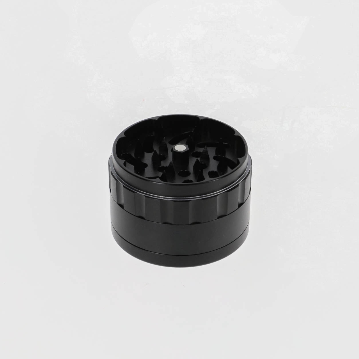 Medusafilters Spike Grinder aus eloxiertem Aluminium BLACK Edition - offen