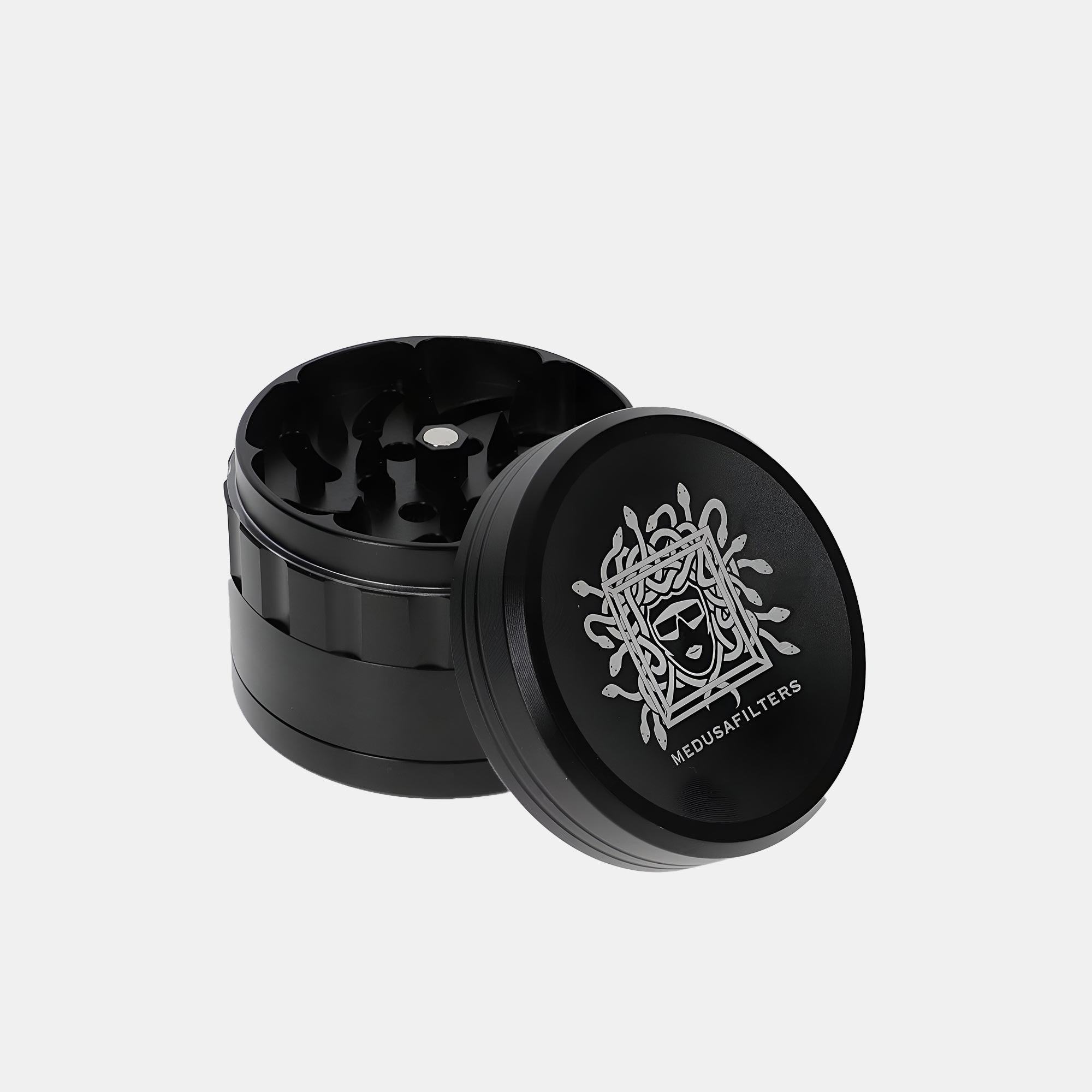 Medusafilters Spike Grinder aus eloxiertem Aluminium BLACK Edition geöffnet mit Deckel