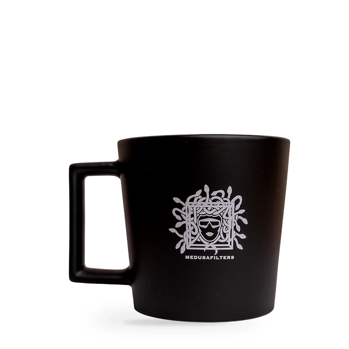 Medusafilters Tasse in Schwarz mit Medusa-Logo und eckigem Henkel, Seitenansicht